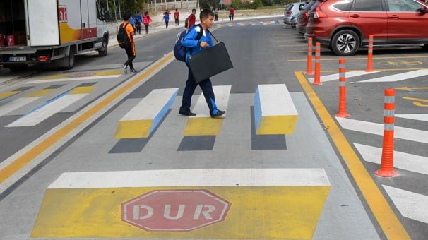 Okul önünde 3 boyutlu yaya geçidi