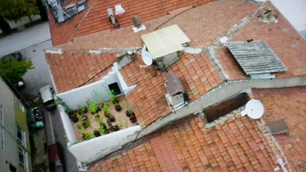 Önce terası duvarla kapladı sonra da...