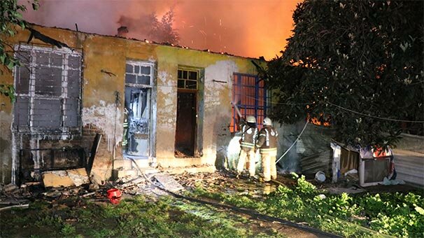 Ortalık bir anda aydınlandı! 4 boş bina kül oldu