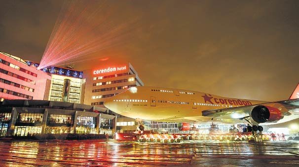 Otele uçak kondurdu