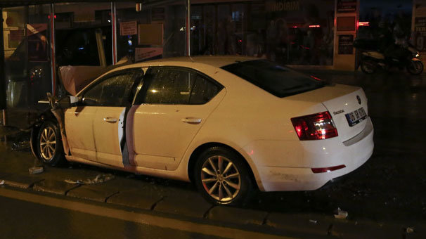 Otobüs durağına girdi! Can pazarı...