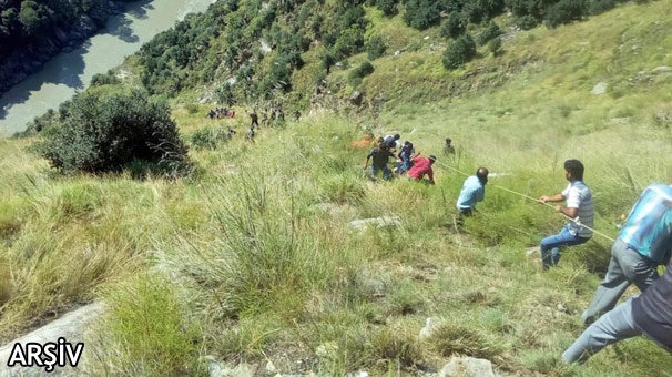 Otobüs uçuruma yuvarlandı