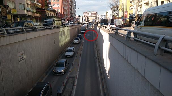 Otobüsü arızalandı alt geçidi trafiğe kapattı