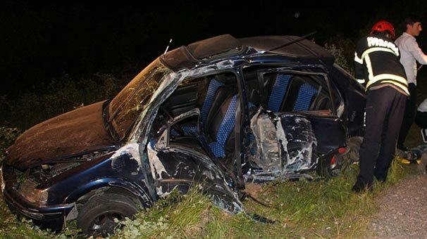 Otomobil aydınlatma direğine çarptı: 1 ölü, 3 yaralı