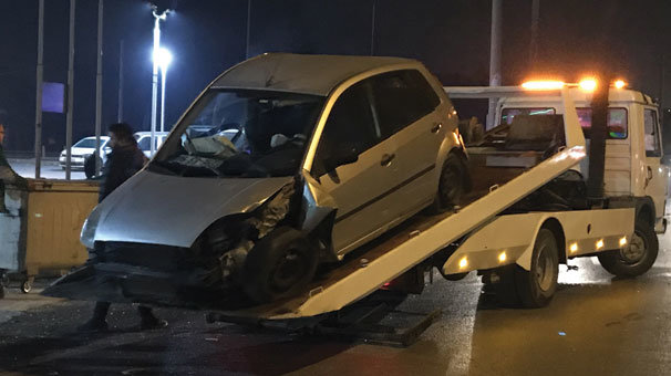 Otomobil aydınlatma direğine çarptı: 3 yaralı