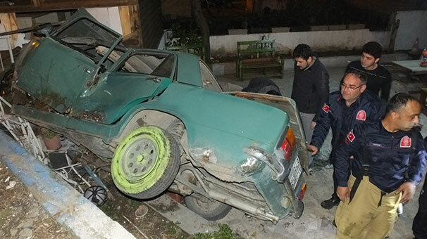 Otomobil evin bahçesine uçtu!