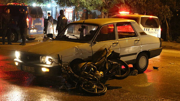 Otomobil ile çarpışan motosikletli, yaralandı