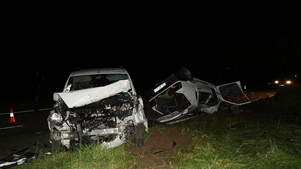 Otomobil ile kamyonet çarpıştı: 1 ölü, 10 yaralı