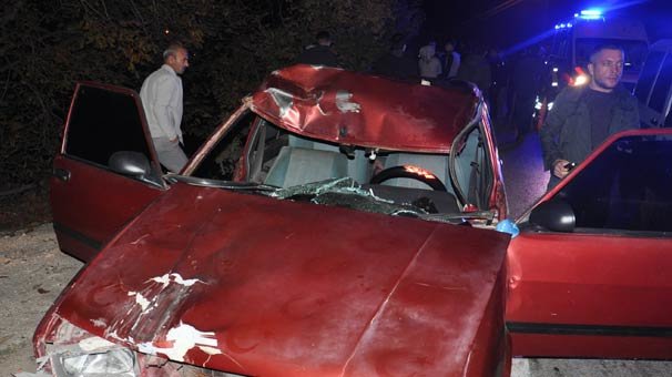 Otomobil kırmızı ışıkta motosiklete çarptı: 1 ölü, 2 yaralı