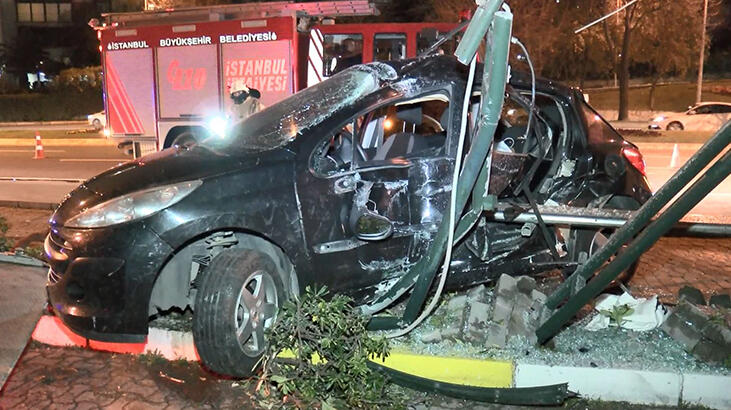 Otomobil otobüs durağına çarptı! Facianın eşiğinden dönüldü...