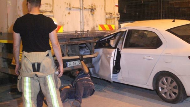 Otomobil park halindeki kamyonun altına girdi