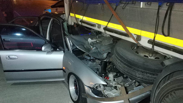 Otomobil park halindeki TIR’ın dorsesinin altına girdi: 4 yaralı