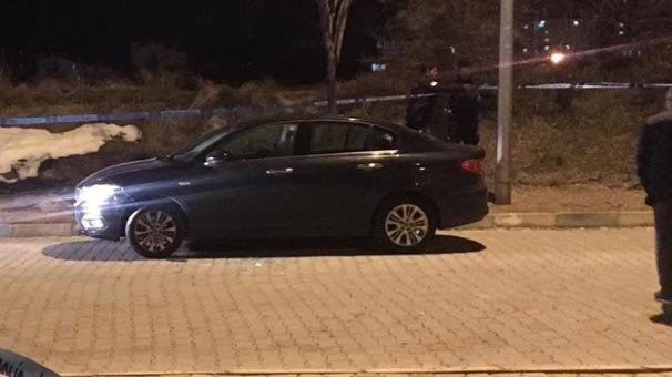 Otomobile yaklaşan vatandaşlar şoke oldu! Başından vurulmuş halde...