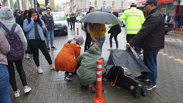 Otomobilin çarptığı liseli yaralıya ıslanmasın diye şemsiye tuttular
