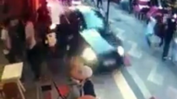 Otomobiliyle kapalı alana girdi! Dehşet saçtı