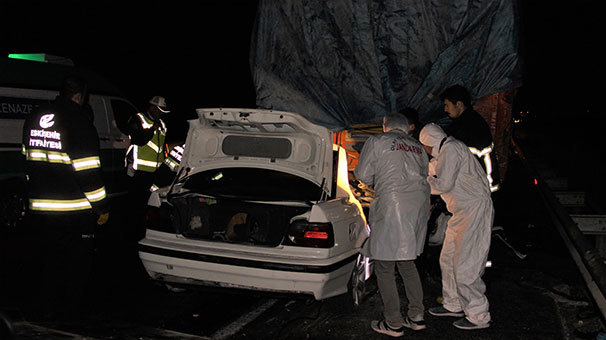Otomobille kamyon çarpıştı: 3 ölü!