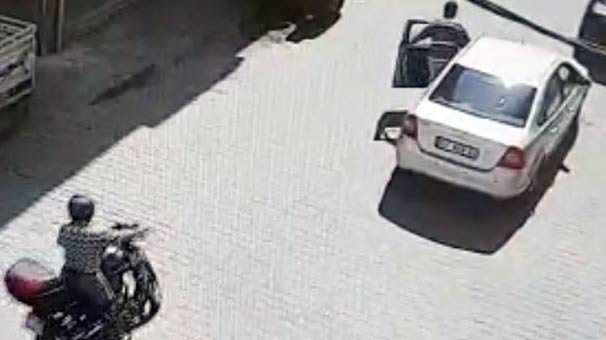 Otomobille motosiklet çarpıştı, sürücüler tokalaşıp ayrıldı