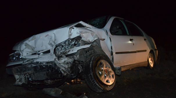 Otomobiller kafa kafaya çarpıştı: Yaralılar var