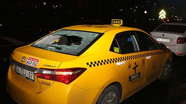 Otopark görevlisi taksinin camını yumruklayarak kırdı