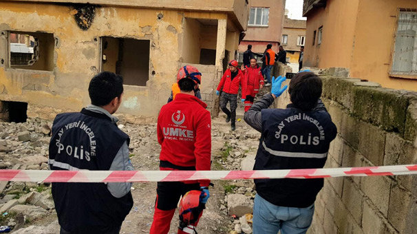 Oyun oynayan çocukların üzerine bahçe duvarı yıkıldı