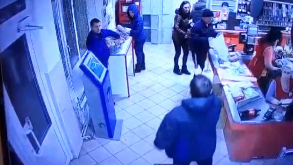 Oyuncak silahla soyguna kalkıştı, müşteriler durdurdu