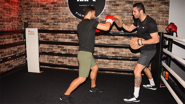 Özgün ringin tozunu attı