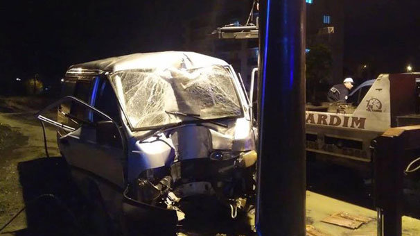 Panelvan araç elektrik direğine çarptı: 3 yaralı