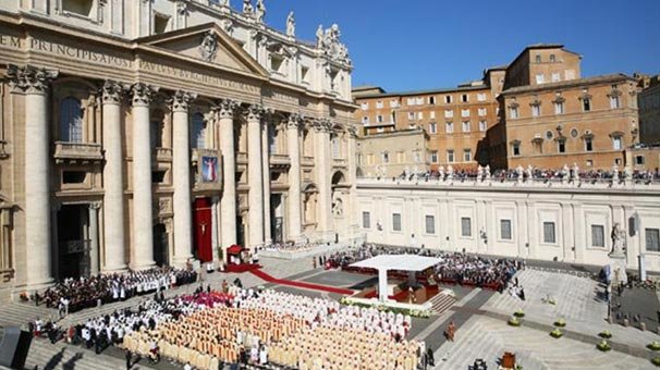 Papa, çocuk istismarcısı papazı meslekten men etti