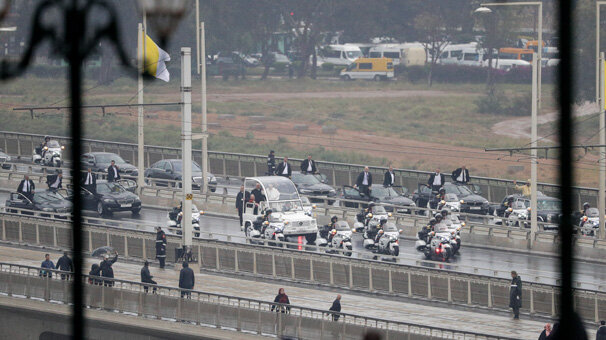 Papa'nın ziyaretinde şok! Canlı yayında Kral'ın aracına koştu