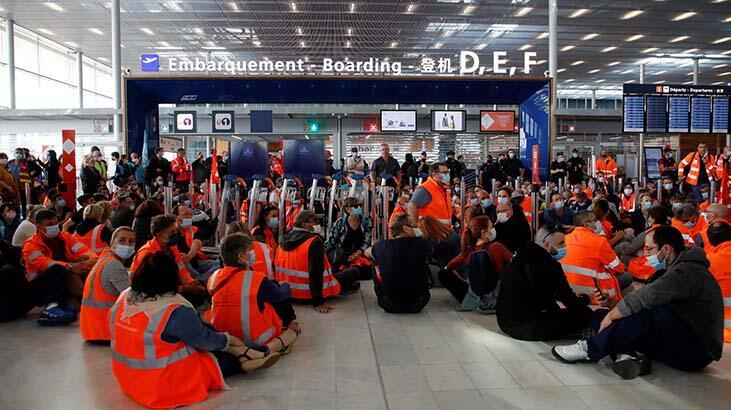Paris havalimanlarında grev yapan çalışanlar terminal kapattı
