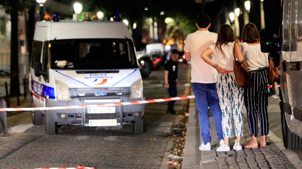 Paris'te bıçaklı saldırgan dördü ağır yedi kişiyi yaraladı