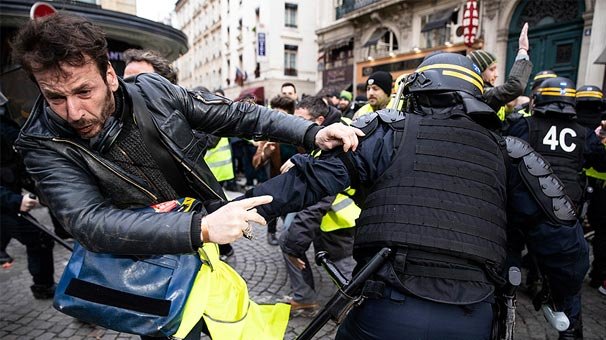 Paris'te eylemler devam ediyor! Macron'un evinin önüne gidip...
