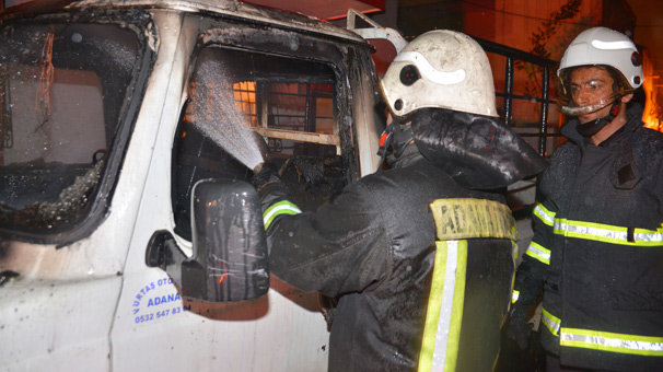 Park halindeki kamyonet yandı