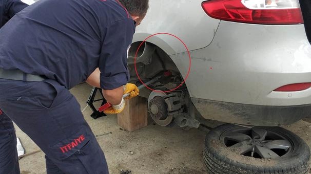 Park halindeki otomobile giren yılan itfaiye tarafından çıkartıldı