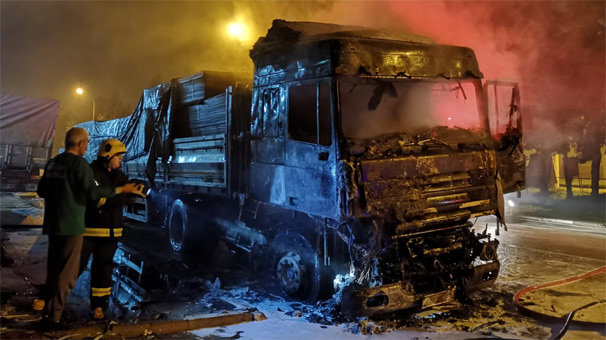 Park halindeki TIR yandı! Uyuyan sürücüsü...