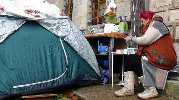 Paylaşılamayan 182 yıllık konağın önüne kurduğu çadırda yaşıyor