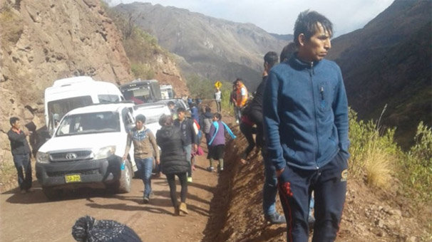 Peru'da otobüs 200 metreden nehre uçtu!