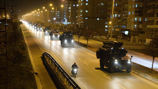 Peş peşe geçtiler! Çok sayıda zırhlı araç...