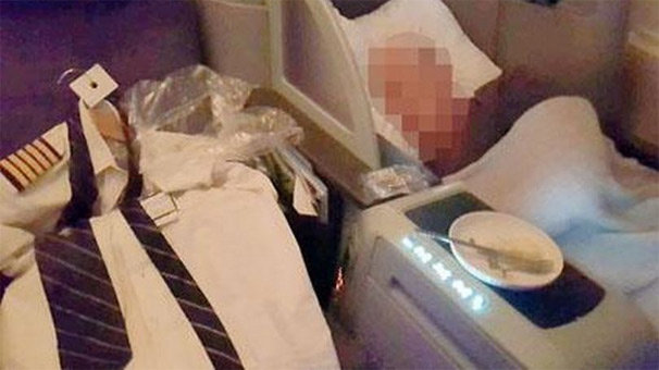 Pilot soyunup koltukta uyudu!