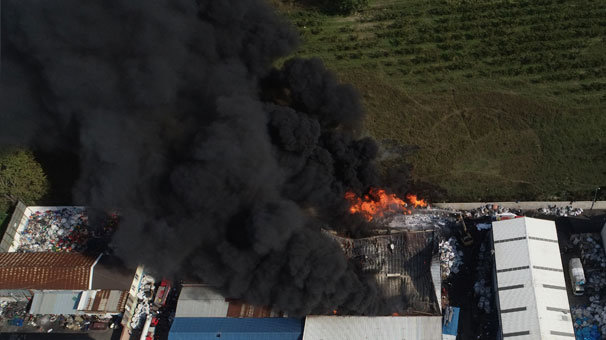 Plastik fabrikası alevlere teslim oldu