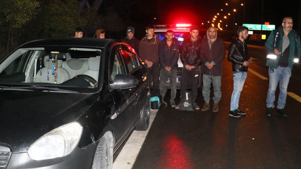 Polis 20 kilometre kovaladı... Hepsi bir otomobilden çıktı!
