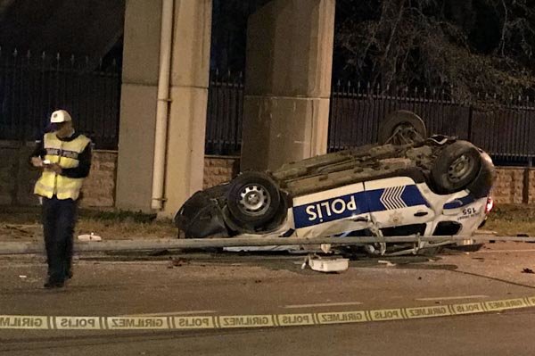 Polis aracı devrildi! Yaralılar var