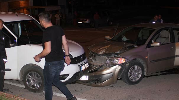 Polis aracı ile otomobil çarpıştı