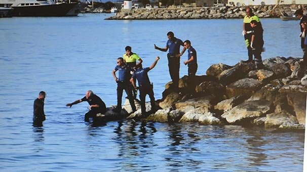Polis silahını ve telefonunu arkadaşına verince hemen denize girdi