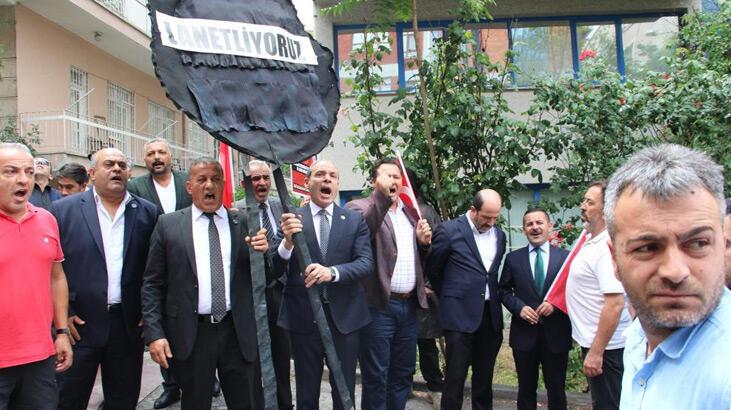 Polise yumruk atan Saliha Aydemir, HDP Genel Merkezi önünde protesto edildi