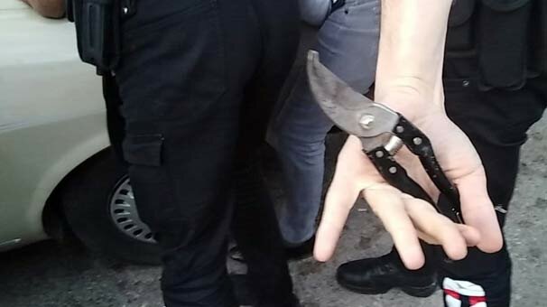 Polislere bağ makası ile saldırı!