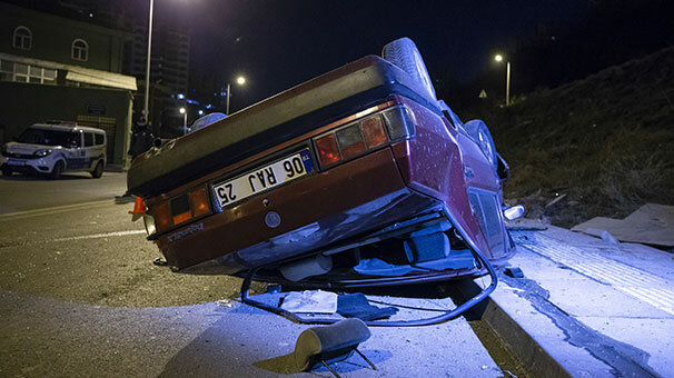Polisten kaçan şüphelilerin otomobili takla attı