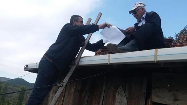 Postacı, muhtara evrak teslim etmek için çatıya çıktı