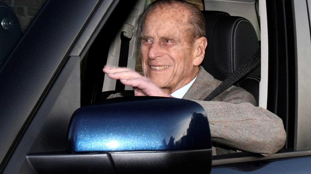 Prens Philip emniyet kemersiz araba kullanırken 'yakalandı'