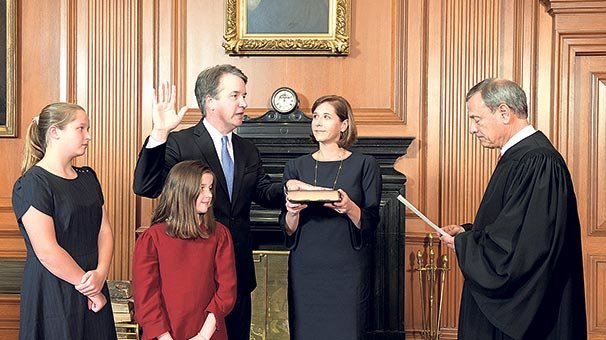 Protestolar eşliğinde yemin